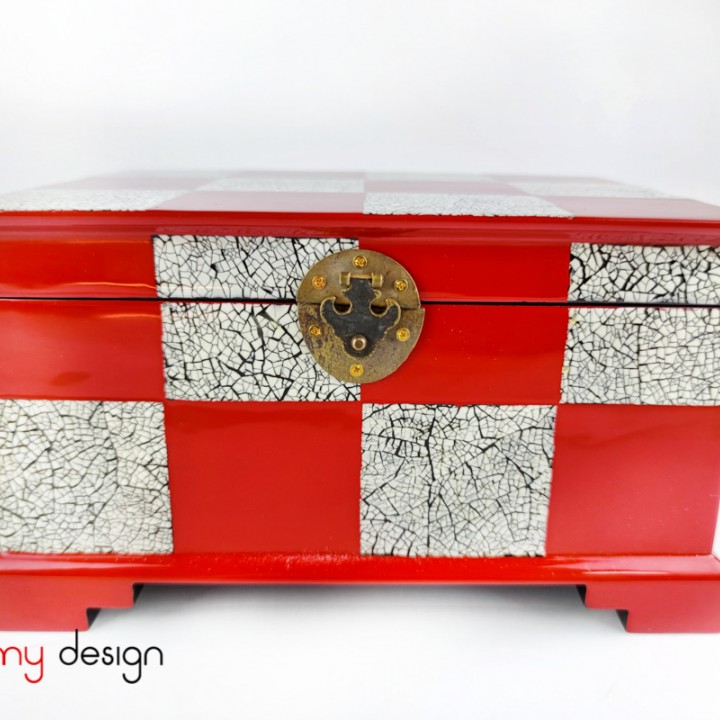 Red rectangular lacquer box attached with eggshell squares